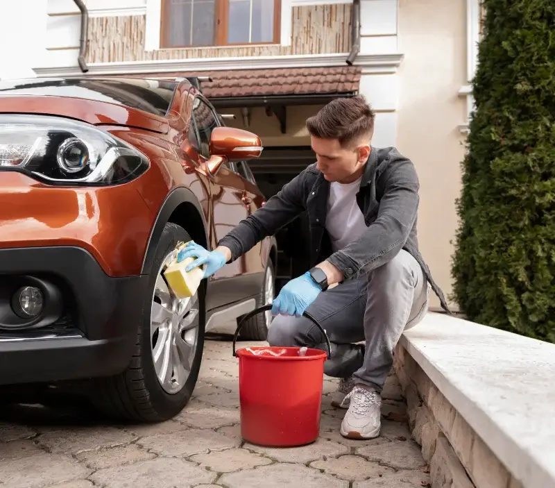 Lavage auto à domicile Albigny-sur-Saône : professionnel intervenant sur un véhicule